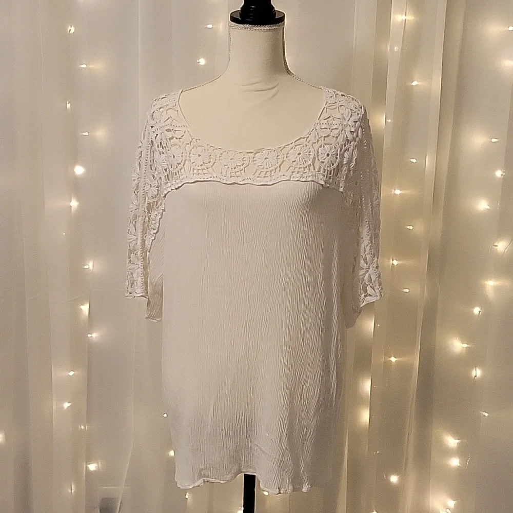 Flowy white top qirh crochet floral detail size 22/24